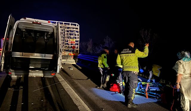 Tüp yüklü kamyon ile minibüs çarpıştı: 16 yaralı