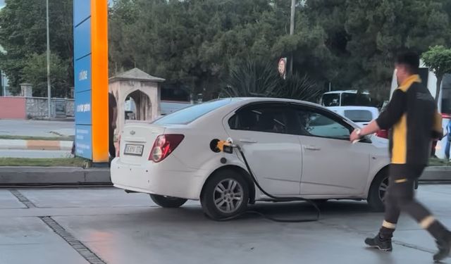 Benzin pompasını aracının üzerinde unutunca, yakıt hortumu koptu