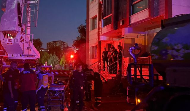 Diyarbakır’daki yangında can pazarı: Mahsur kalan bebek kurtarıldı