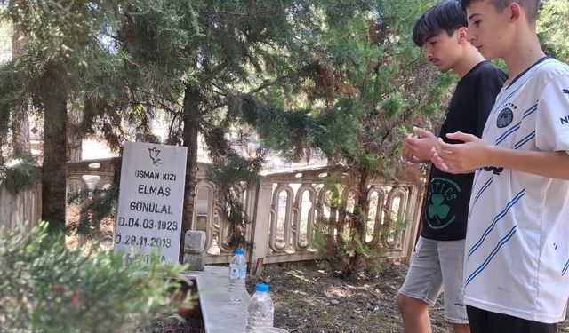 Selendi'de mezarlıklara ziyaretçi akını