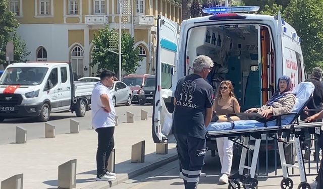 Ferdi Zeyrek'in taziyesinde yaşlı kadın fenalaştı