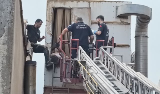 Talaş emici makinesine sıkışan işçiyi itfaiye ekipleri kurtardı