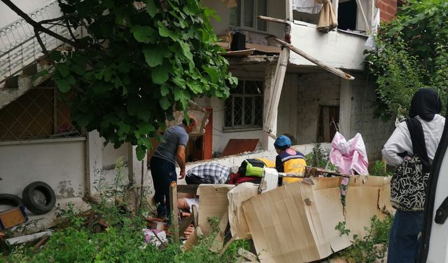 Evin balkonu çöktü, 1 kişi yaralandı