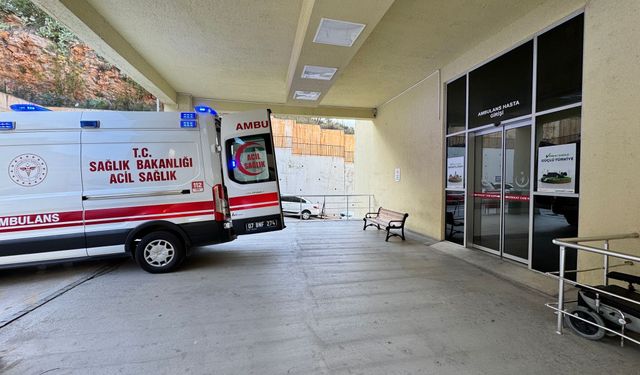 Kendi karnına iki kez bıçak saplayan adam ağır yaralandı