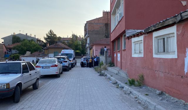 Boğazına bıçak dayadı, evini ateşe verdi