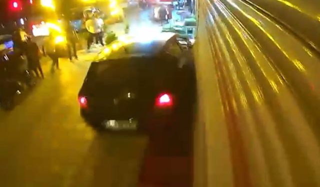 Freni boşalan otomobil iş yerine çarptı: O anlar kamerada