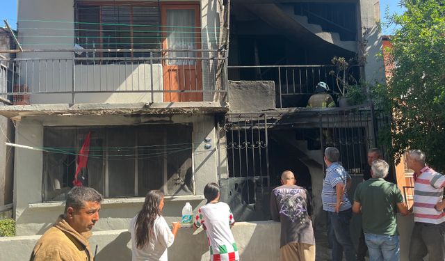 İzmir'de 4 katlı binanın zemin katında yangın çıktı