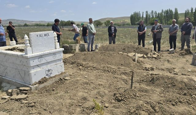 Muhtarlık seçiminden kalan husumet: Baba ve oğul toprağa verildi