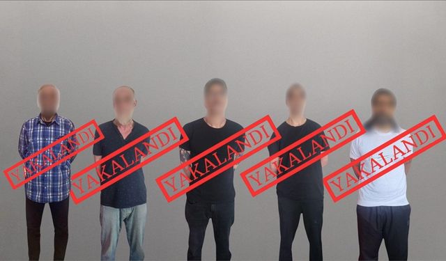 Bakan Yerlikaya açıkladı: Kırmızı bültenle aranan 5 kişi yakalanarak Türkiye'ye getirildi