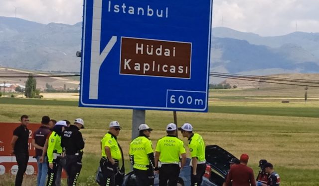 Yön tabelasına çarpan otomobil sürücüsü yaralandı