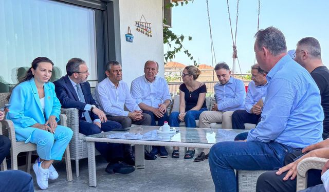 Bakan Kasapoğlu'ndan merhum Başkan Zeyrek'in ailesine taziye ziyareti