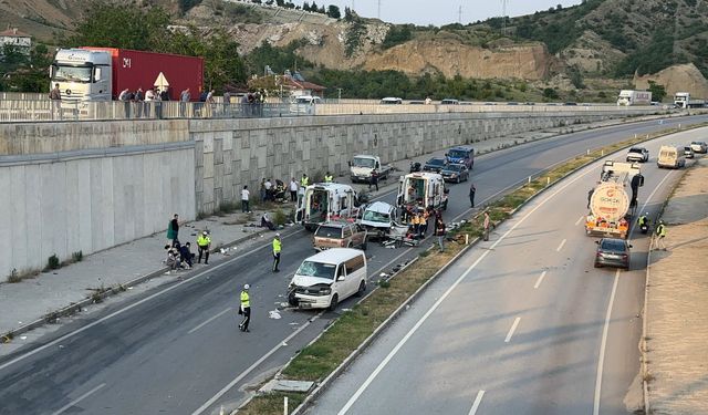 Zincirleme trafik kazası: 9 yaralı