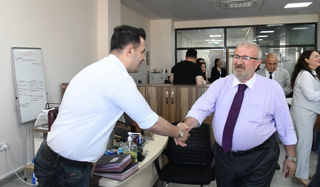 Yunusemre Belediyesi çalışanları birbirleriyle bayramlaştı