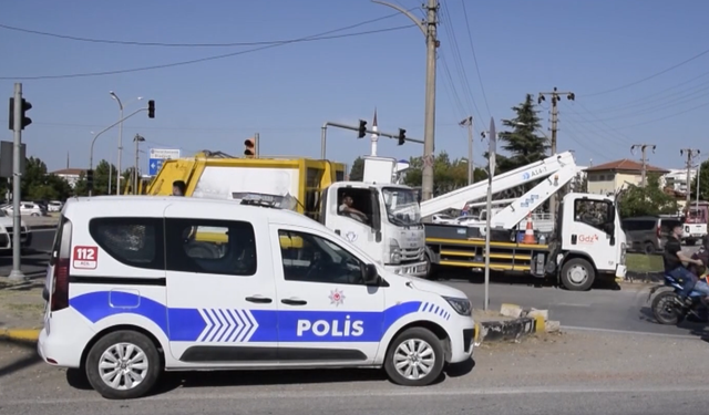 Manisa'da kopan elektrik teli ulaşımı aksattı