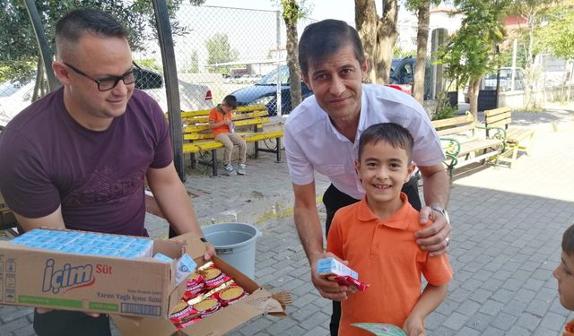 Manisa'da Dünya Süt Gününde öğrencilere süt dağıtıldı