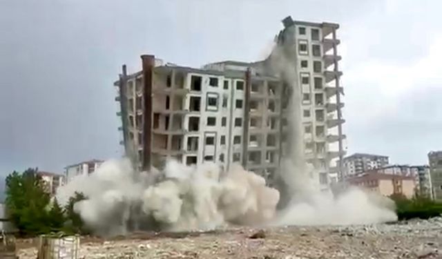 Hasarlı bina yıkımında iş makinesi operatörünün Türk bayrağı hassasiyeti