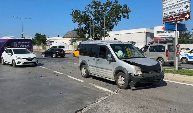Hafif ticari araç otomobille çarpıştı: 1 yaralı