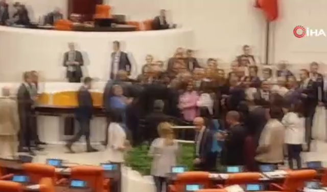 CHP’liler kürsüyü işgal etti