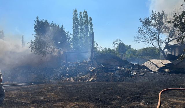 Yerdeki çöpleri yakmak istedi, 2 evi küle döndü