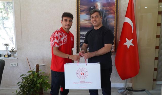 Balkan üçüncüsü Buğra’ya il müdüründen ödül