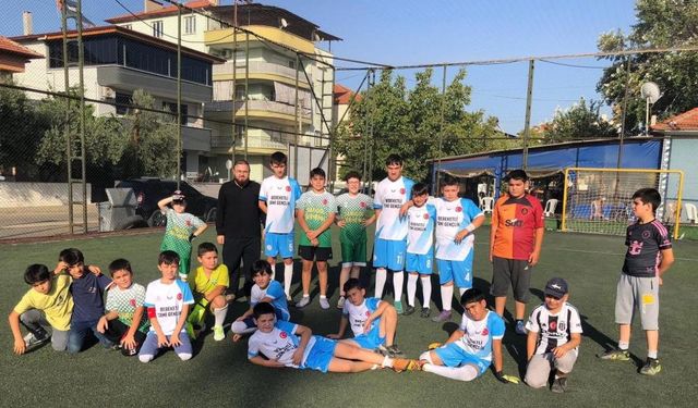 Gençler halı sahada buluşuyor