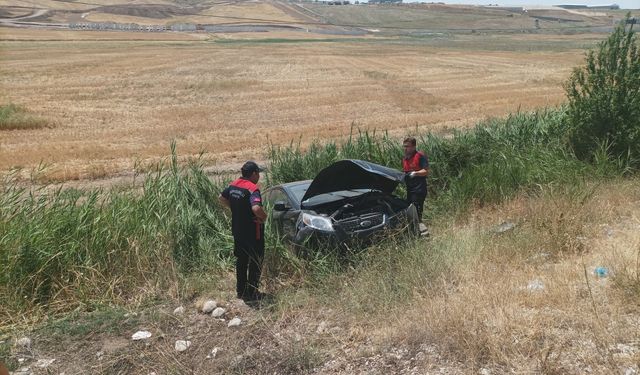 Otomobil şarampole uçtu:2 yaralı