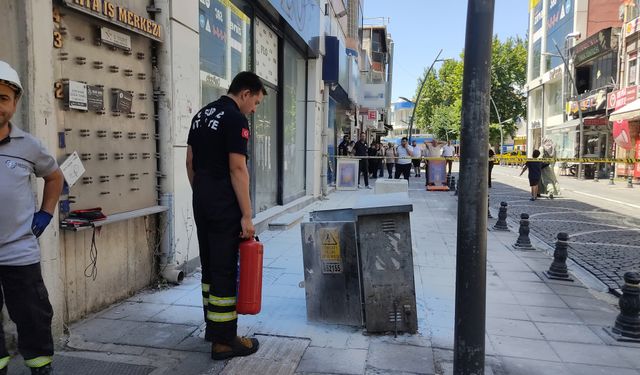 Kaldırımdaki elektrik panosunda yangın