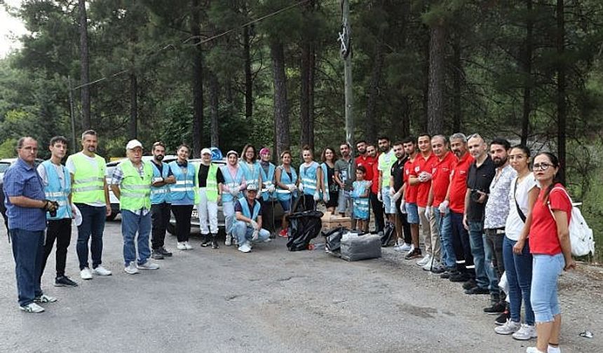 40 kişilik gönüllü çöp topladı