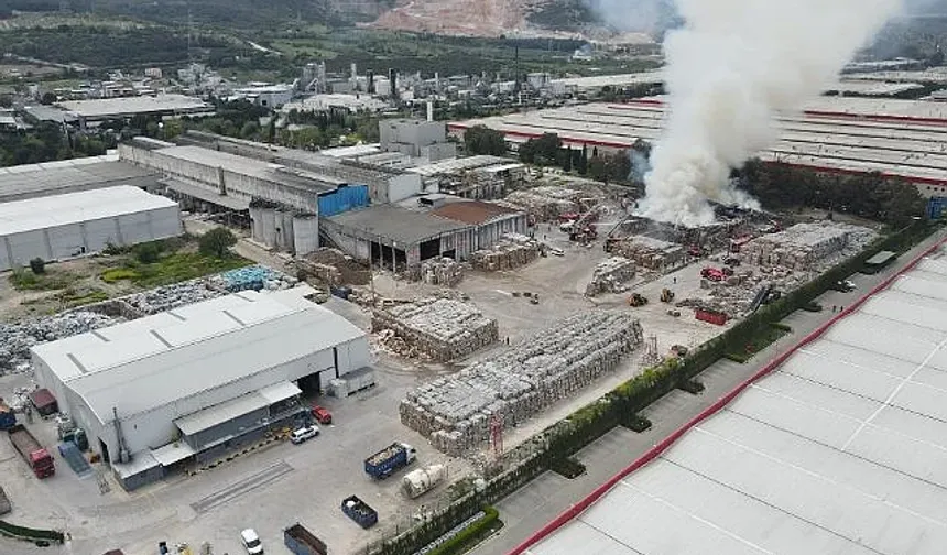  Manisa OSB'deki kağıt fabrikasındaki yangın kontrol altına alındı