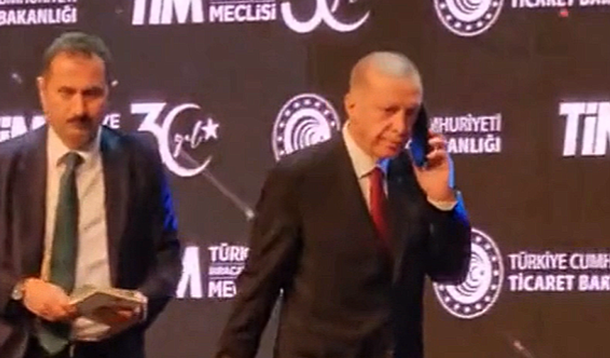 Cumhurbaşkanı Erdoğan sahnedeyken gelen telefon merak konusu oldu