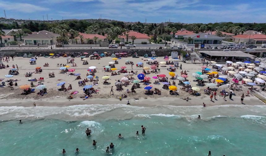 Bayram tatilinde Çeşme'nin otelleri de plajları da doldu