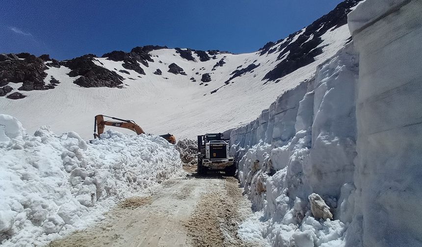 Hakkari'de yaz gününde kışı yaşıyorlar