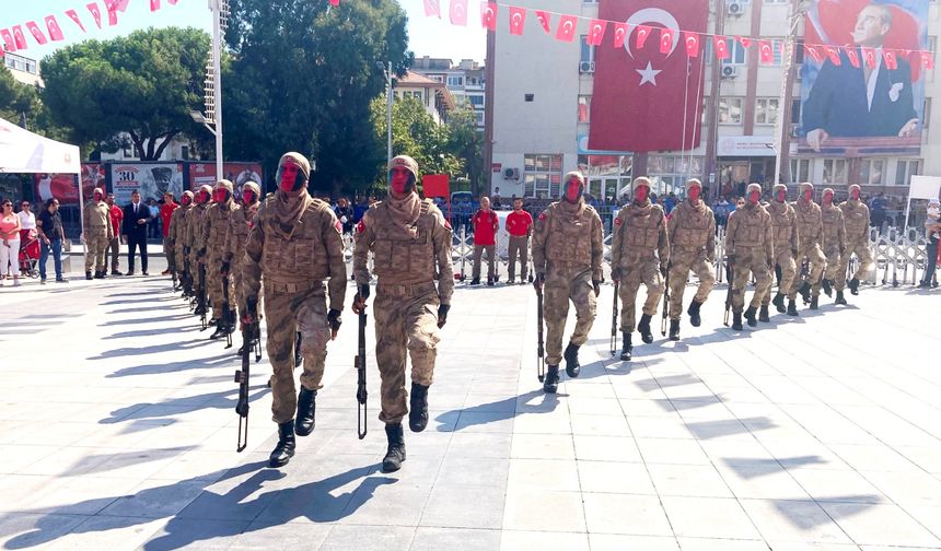 Manisa'da 30 Ağustos Zafer Bayramı'ndan renkli görüntüler