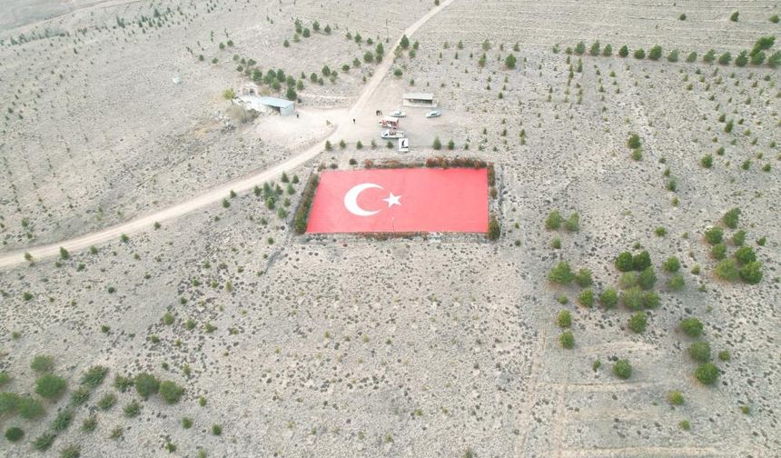 Türkiye'nin en büyük beton Türk bayrağı yeniden boyandı