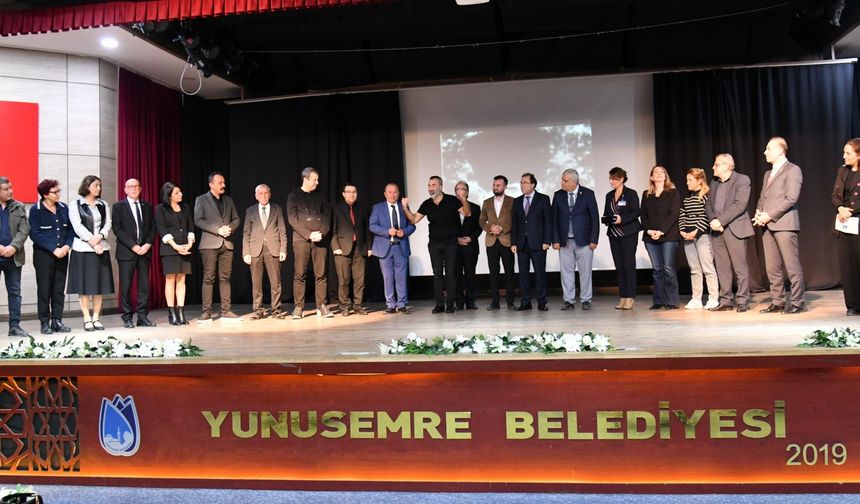 ‘Beni Hatırlayınız’ Tiyatro Gösterisi, Yunusemre’de Büyük Beğeni Topladı