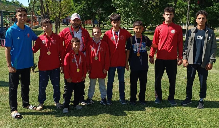 Turgutlulu minik güreşçiler Sivas yolcusu