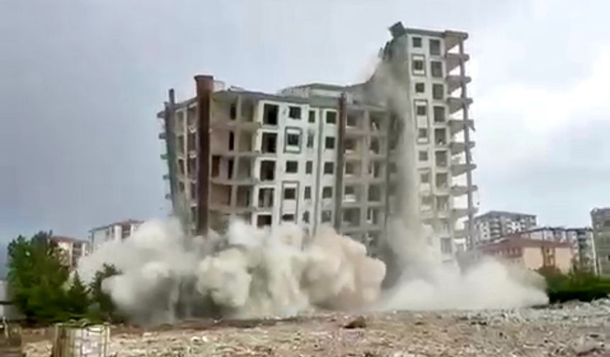 Hasarlı bina yıkımında iş makinesi operatörünün Türk bayrağı hassasiyeti