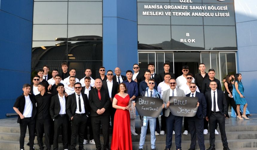 MOSTEM'de duygusal mezuniyet: 432 genç, geleceğe adım attı
