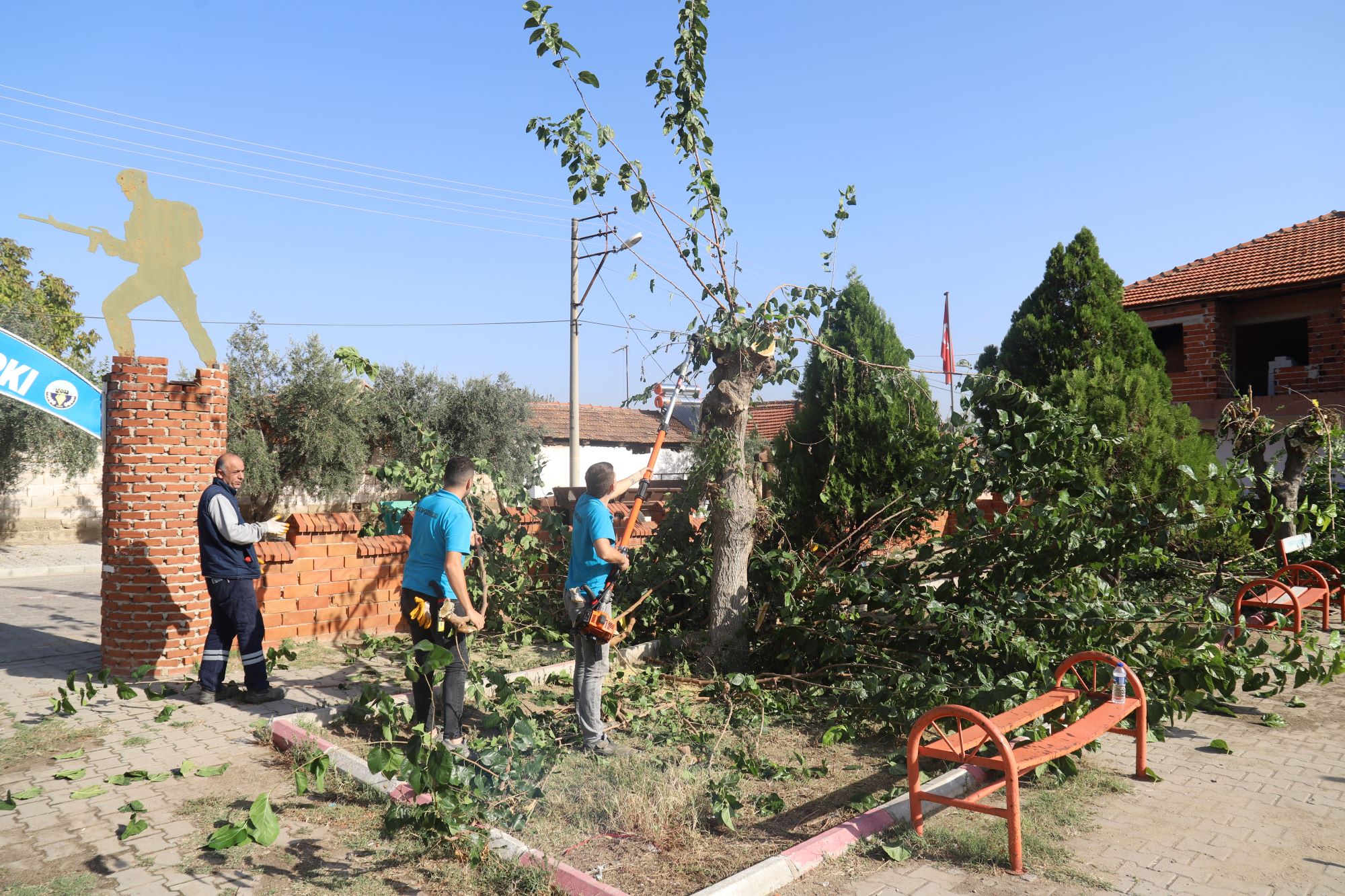 Turgutlu Belediyesi Park ve Bahçeler Müdürlüğü Ekipleri Kentin Çehresini Değiştiriyor 7