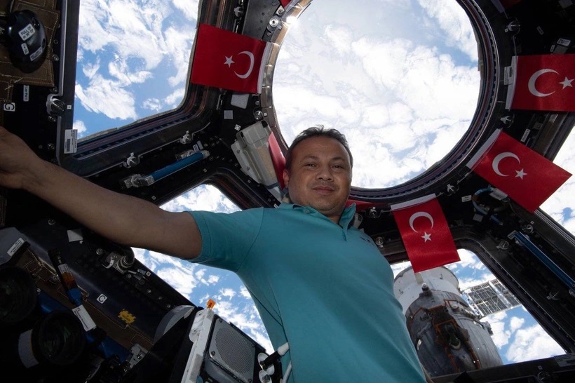 Türkiye'nin ilk astronotu Alper Gezeravcı'nın içinde olduğu Ax-3 misyonunun görevi devam ediyor. Gezeravcı ve misyon üyeleri deneylerine devam ediyor. 