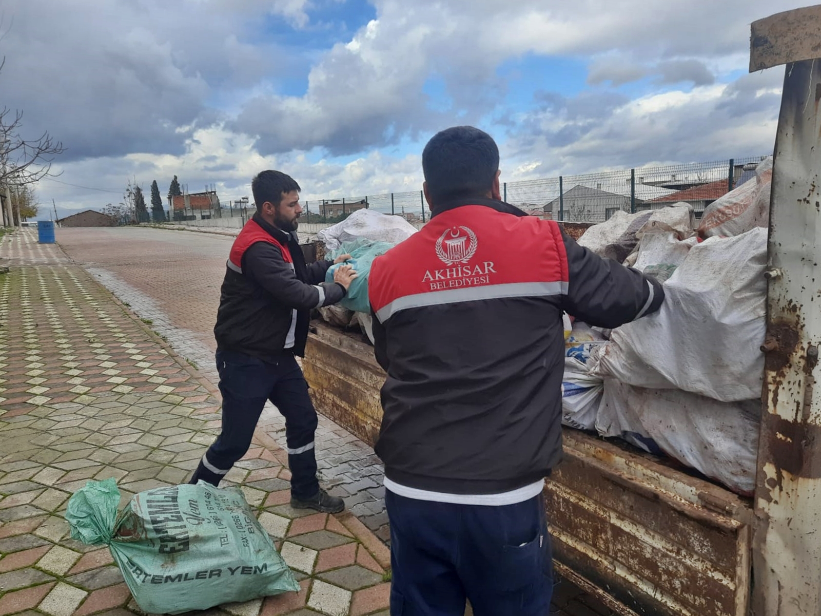 Akhi̇sar Beledi̇yesi̇ Soğuk Kiş Günleri̇nde Yuvalari Isitmaya Devam Edi̇yor (9)