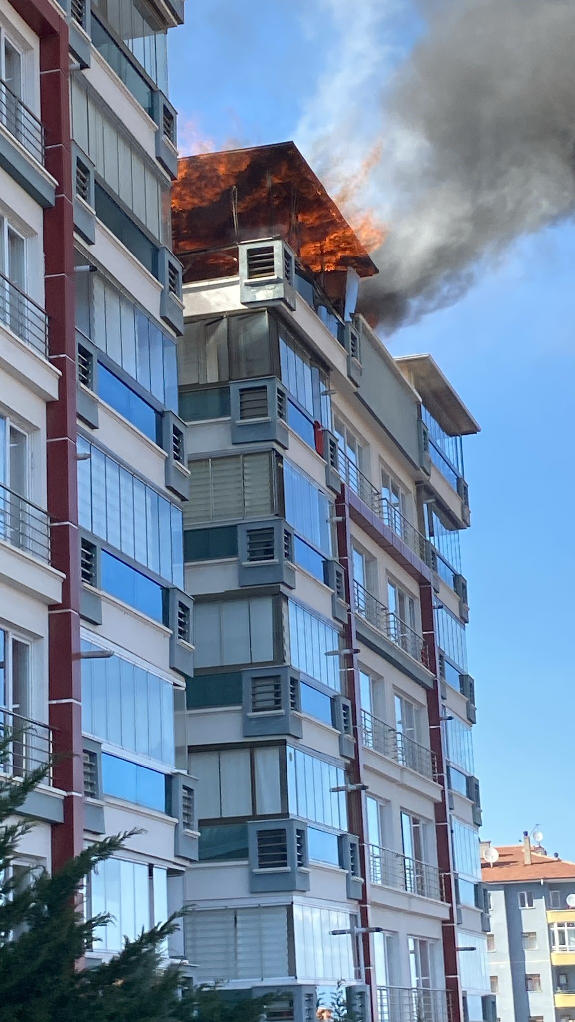 Apartmanın Çatısında Yangın Çıktı (2)