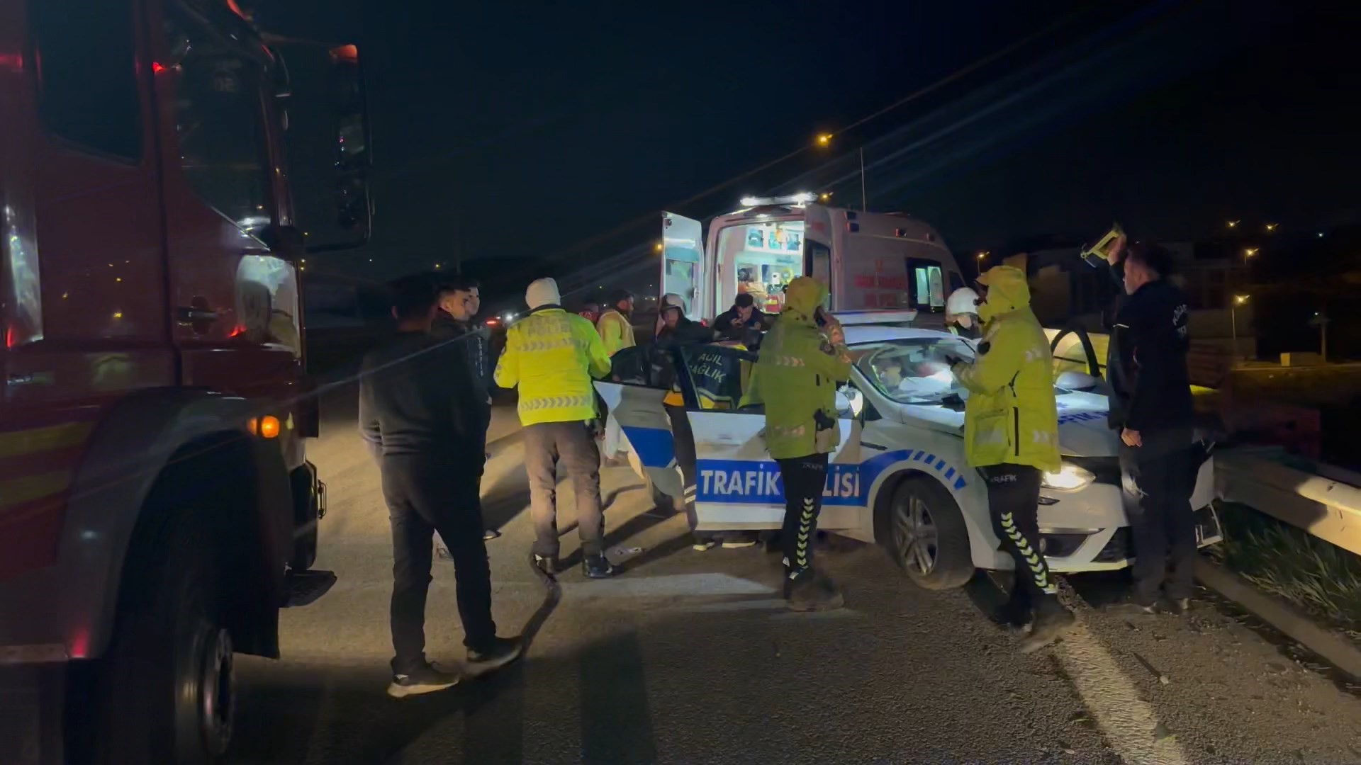 Polis aracı bariyere çarptı: araçtaki polisler yaralandı-4