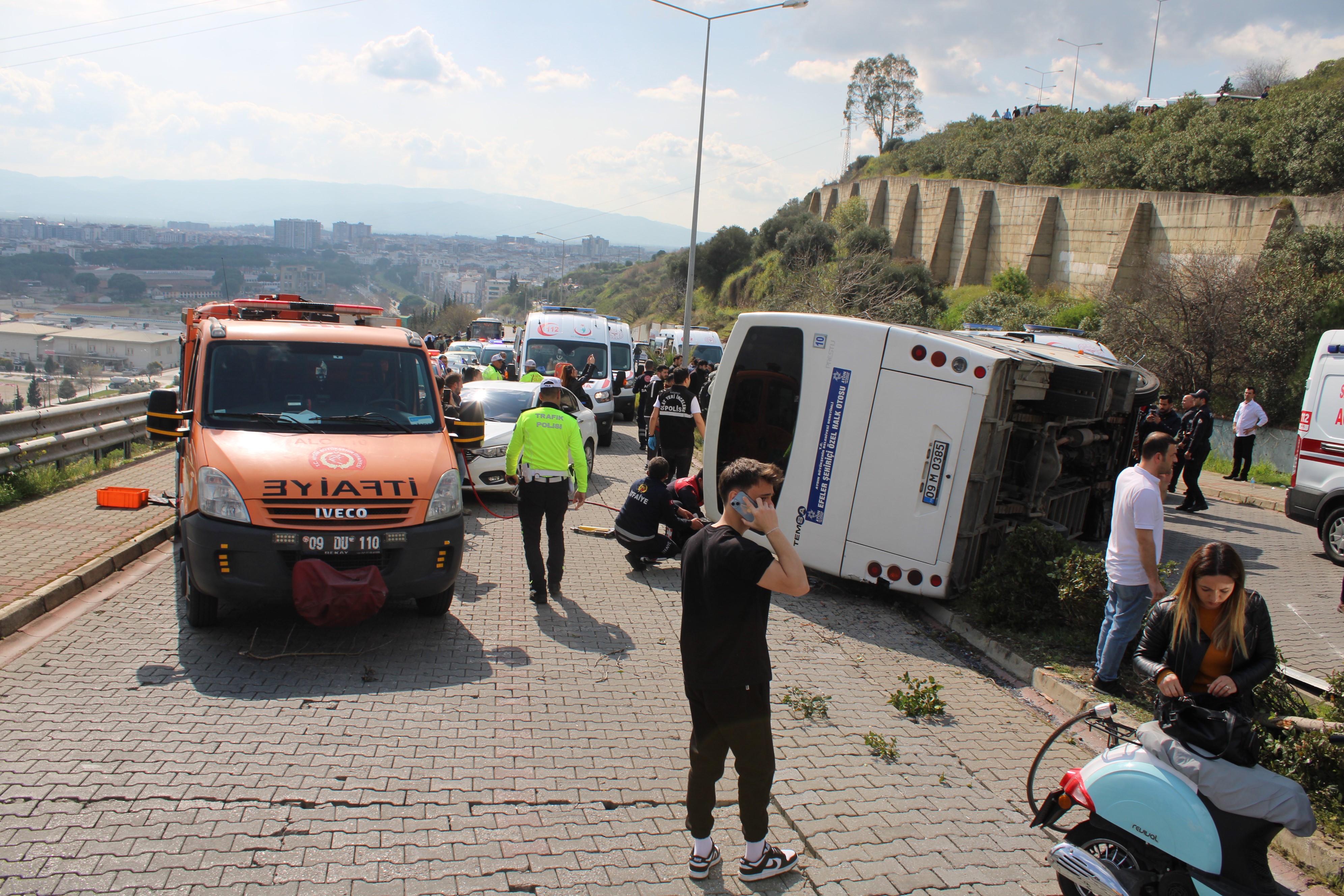 Aydın'da Can Pazarı Şehir Içi Yolcu Minibüsü Devrildi, Çok Sayıda Yaralı Var (4)