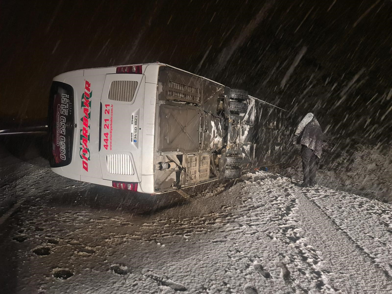 Bingöl’de Kontrolden Çıkan Yolcu Otobüsünün Yan Yattığı Kazada 16 Kişi Yaralandı (2)