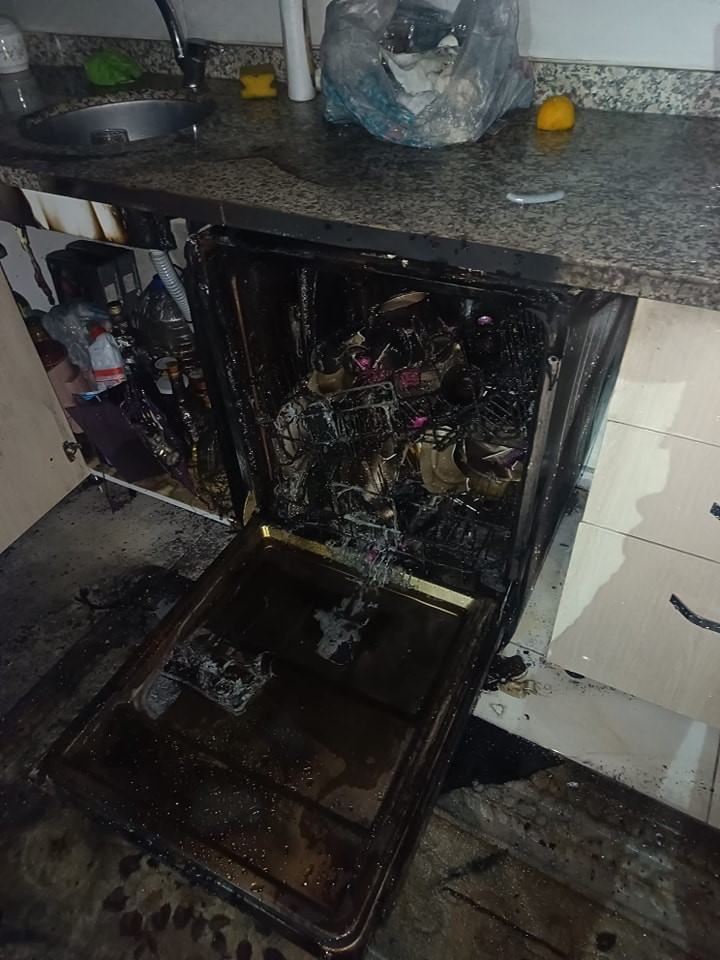 Evde Çıkan Yangında 4 Kişi Mahsur Kaldı (5)