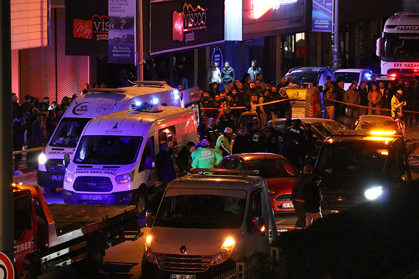 İzmir'de 5 Otomobil Ile Skuterin Karıştığı Kazada Can Pazarı 2 Ölü, 7 Yaralı (2)