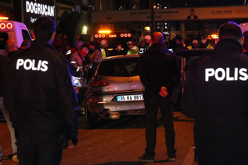 İzmir'de 5 Otomobil Ile Skuterin Karıştığı Kazada Can Pazarı 2 Ölü, 7 Yaralı (3)