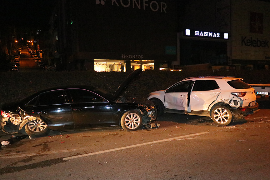 İzmir'de 5 Otomobil Ile Skuterin Karıştığı Kazada Can Pazarı 2 Ölü, 7 Yaralı (4)