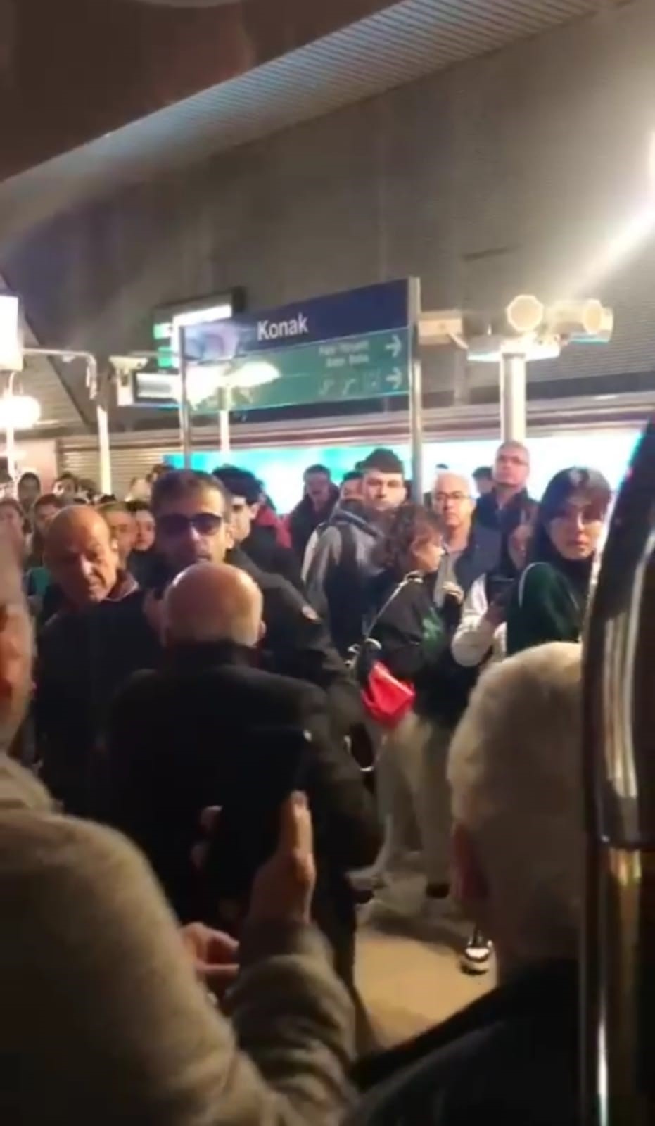 İzmir'de Metro Kapılarını Tekmeleyip Makinisti Dövmeye Kalktılar (2)